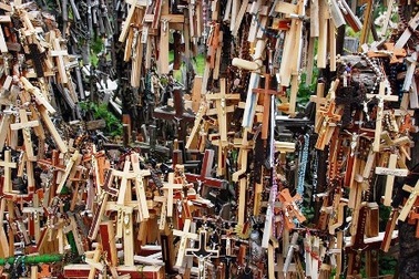 Hình ảnh rùng rợn từ ngọn đồi Thánh giá ở Lithuania